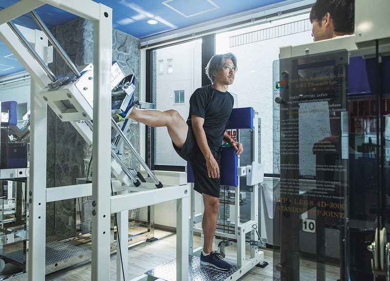 「HIP・LEGS 4D-2000」で、ハムストリングスを伸ばします。こちらは、初動負荷トレーニング効果が一番感じやすいという声も。