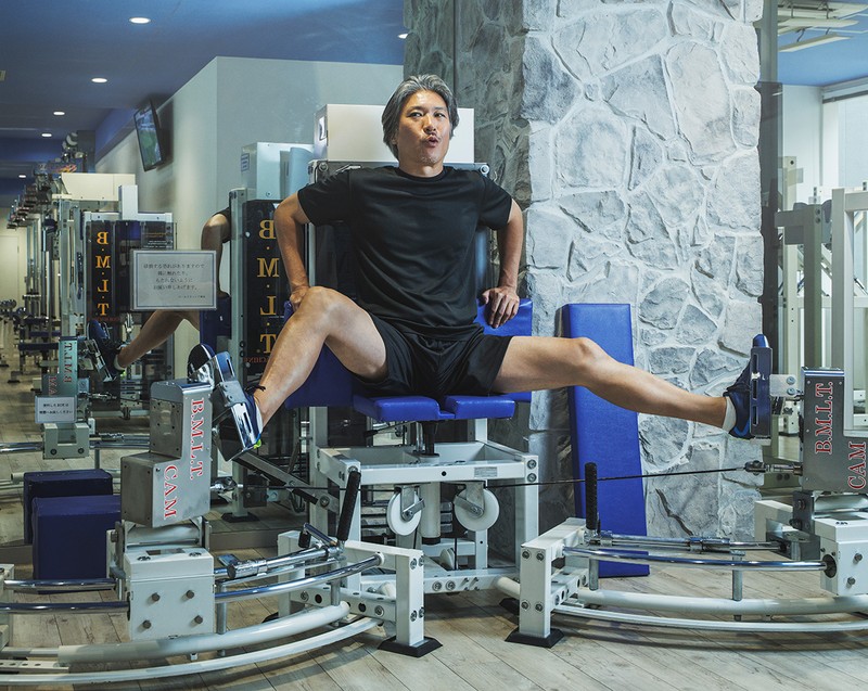 最後に「HIP・LEGS 4D-5000」で、堀川のお悩みでもある硬い股関節をストレッチ。夢の開脚もいつかできるようになるかも……!?