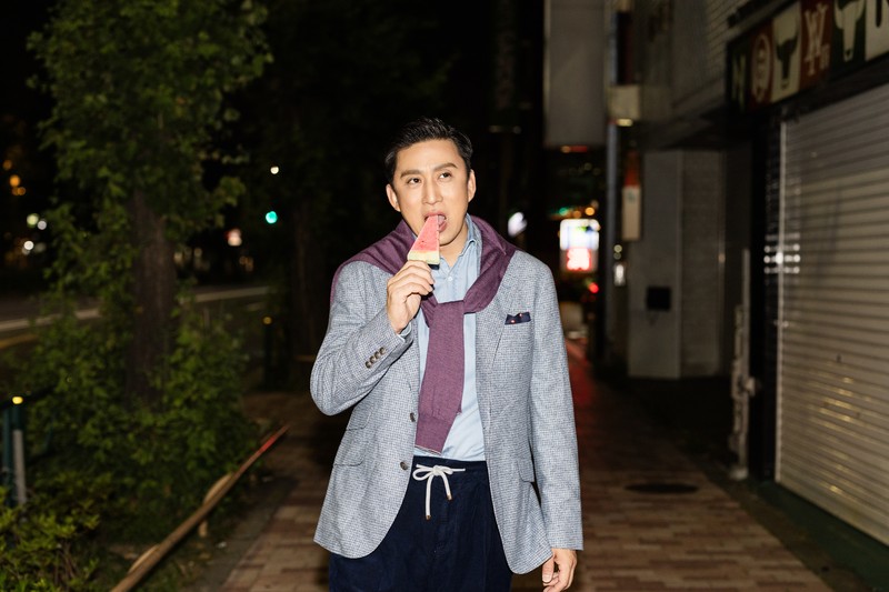 まだまだ蒸し暑さが残る、とある夜。大好きなスイカバーを頬張りながら幸四郎さんが訪れたのは……、目黒通り沿いにある肉好きの聖地「ステーキハウス リベラ」であります! ジャケット85万2500円、シャツ12万9800円、ニット30万9100円、チーフ4万2900円、パンツ19万5800円/ブルネロ クチネリ(ブルネロ クチネリ ジャパン)、時計555万5000円/フランク ミュラー(フランク ミュラー ウォッチランド東京)