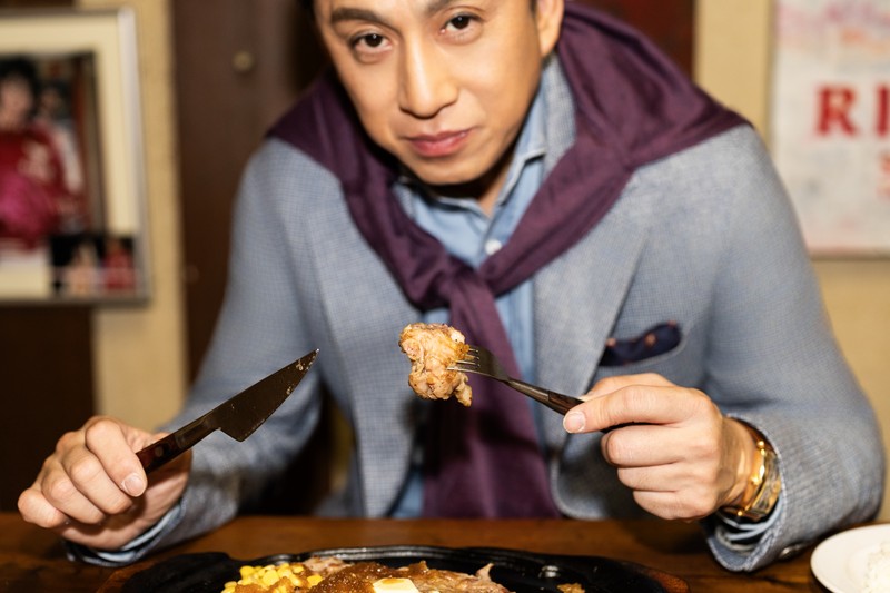 「リベラのソースが大好きだけれど、かけすぎは禁物。噛むほどに口のなかが幸福で満たされるので、肉の味もしっかり楽しむんです」