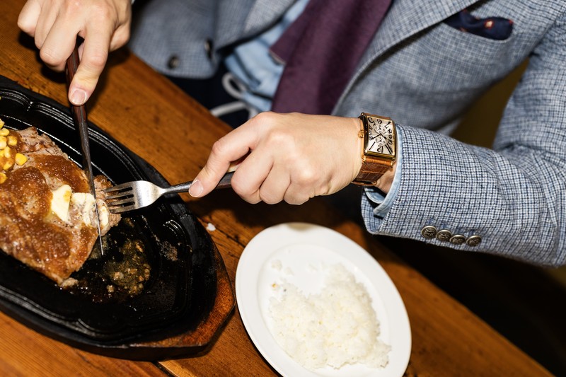 行きつけのステーキ店でお決まりの1ポンドを快食! パワー漲る秋の宵