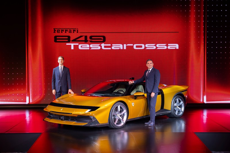 プロダクトマーケティングディレクターを務めるマルコ・スペソット氏(左)とフェラーリ・ジャパンのドナート・ロマニエッロ代表取締役社長。