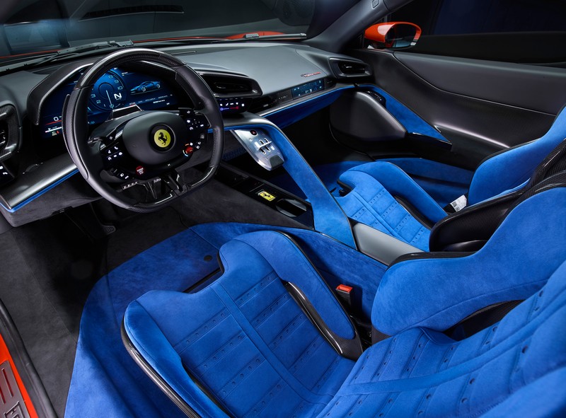 量産モデルでトップクラスの性能を誇るいっぽう快適性も高そうな車内空間。