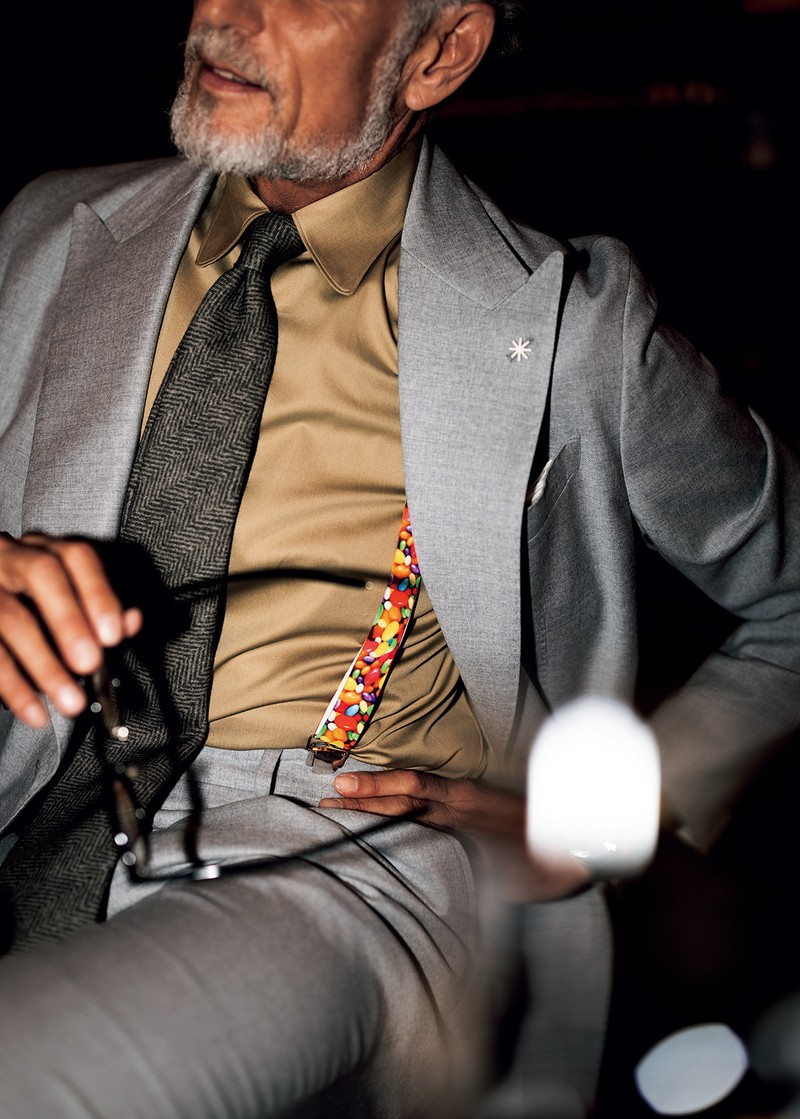 スーツ15万7300円/マヌエル リッツ(ARIMOTO)、シャツ3万8500円/エリッコ フォルミコラ(ビームス 六本木ヒルズ)、タイ2万4200円/ステファノ カウ(バインド ピーアール)、メガネ9万9000円/10 アイヴァン(アイヴァン PR)、時計95万3700円/ゼニス