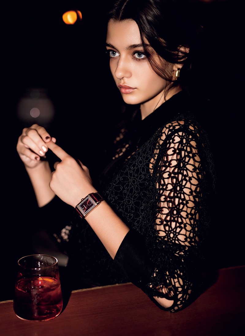 「レベルソ・トリビュート・スモールセコンド」手巻き、PGケース(45.6×27.4㎜)、カーフ×ファブリックストラップ。367万4000円/ジャガー・ルクルト、ブラウス8万5800円/プーロタット(サン・フレール)