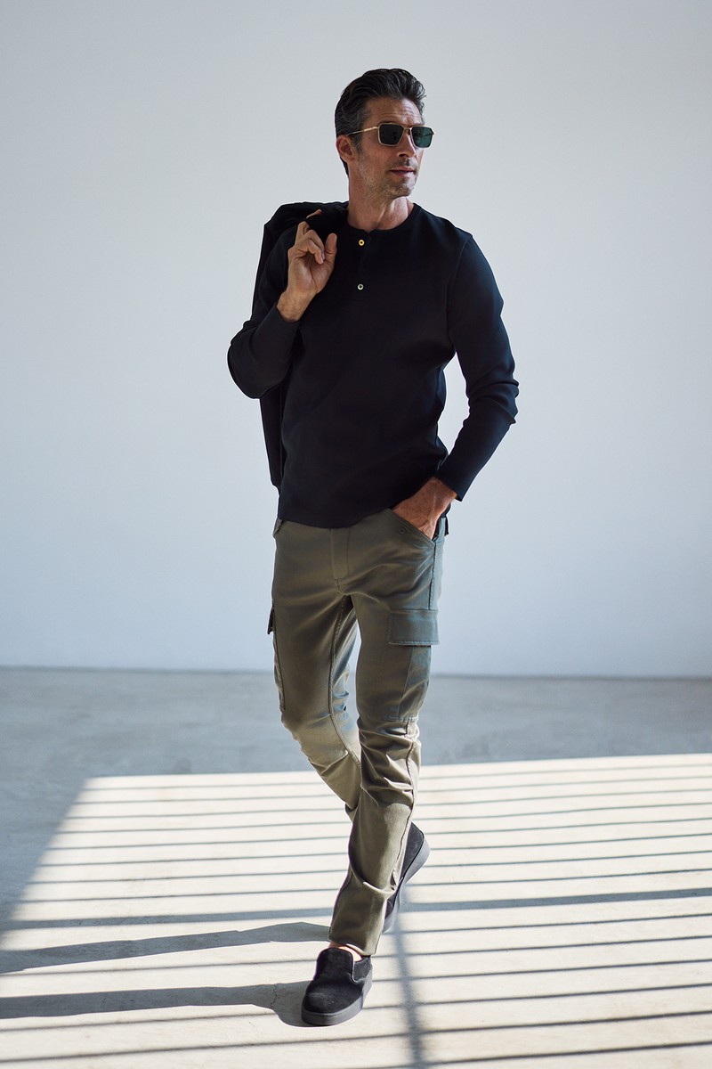 パンツ3万9600円、ニット2万5300円／ともにダブルジェイケイ、ブルゾン49万2800円／ブリオーニ、靴4万9500円／ペリーコサニー、サングラス12万9800円／アコニ（すべて買えるLEON）