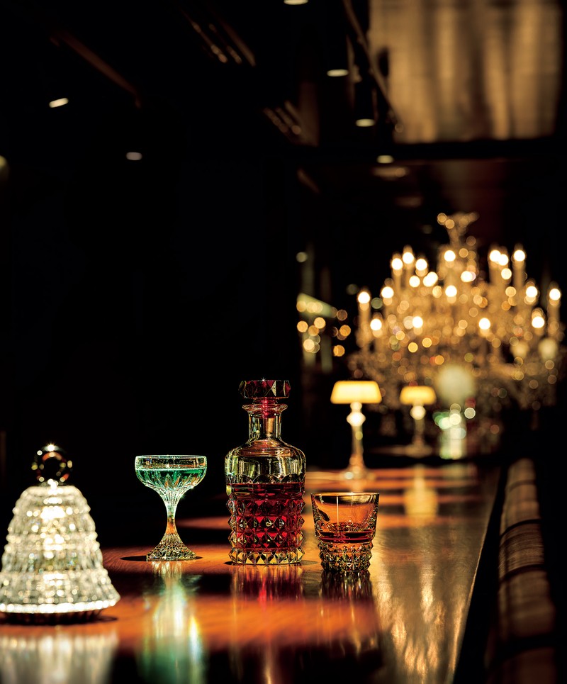 タンブラー『ルクソール タンブラー』3万5200円、デカンタ『ルクソール デカンタ レッドキャップ』38万5000円、クープグラス『マッセナ シャンパンクープ 2客セット』8万8000円、ランプ『ニューアンティーク クロシェット ノマド ランプ』24万2000円/すべてバカラ(バカラショップ 丸の内)