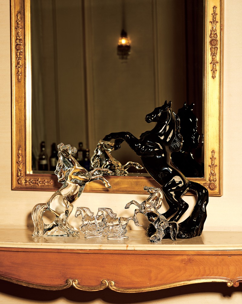 左から『馬 マレンゴ クリア』49万5000円、『干支 馬 クリア』7万1500円、『干支 馬 ゴールド』9万6800円、『いななく馬』11万円、『ペガサス ブラック』693万円/すべてバカラ(バカラショップ 丸の内)