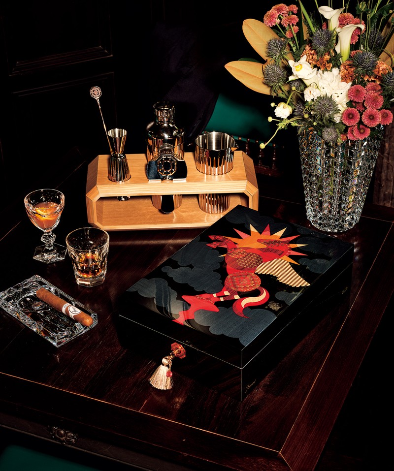 ヒュミドール『ペガサス ヒュミドール』220万円、花瓶『ジグザグ ベース 250』29万7000円、バーセット『ハーモニー バーツール 4点セット』7万7000円、シェイカー『ハーモニー シェイカー』4万9500円、ツールスタンド『オクトゴン バーツールスタンド』38万5000円、ワイングラス『アルクール ワイングラス』3万6300円、タンブラー『アルクール タンブラー』3万3000円、シガートレー『ルクソール シガーアッシュトレイ』15万4000円/すべてバカラ(バカラショップ 丸の内)、シガー5300円/ダビドフ(ダビドフ オブ ジュネーブ 銀座)