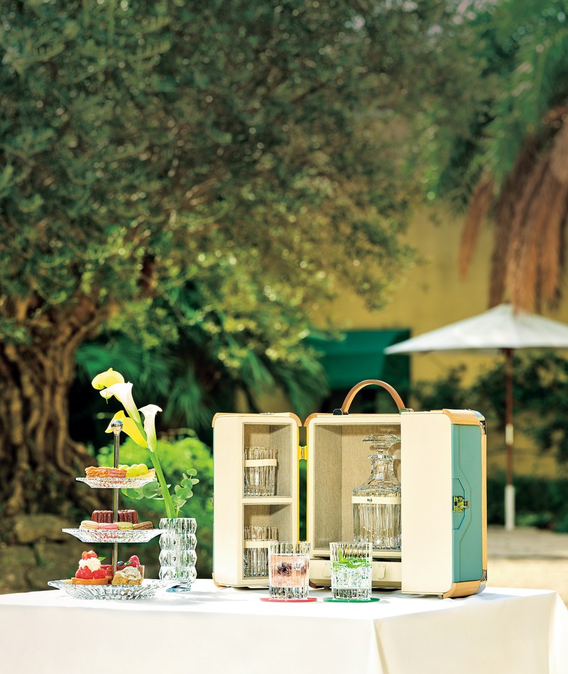 トランク『オクトゴン ハーモニー トランク』242万円、デカンタ『ハーモニー デカンタ スクウェア』18万1500円、グラス『ハーモニー タンブラー』各2万2000円、ペストリースタンド『ミルニュイ ペストリースタンド』16万5000円、花瓶『ルクソール ラウンド ベース 150』4万1800円、コースター『オクトゴン コースター インテンス 4色セット』3万800円/すべてバカラ(バカラショップ 丸の内)