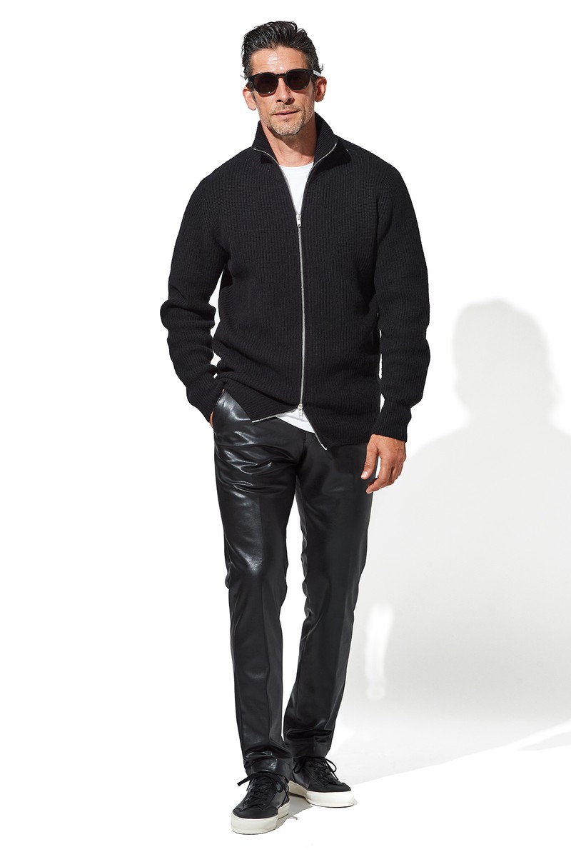 パンツ3万6300円／ザ・チノ リヴァイブド、ニット9万9000円／ジョン スメドレー、カットソー1万7050円／エムバイ、靴2万7500円／スピングル、サングラス2万7500円／アイヴォル（すべて買えるLEON）