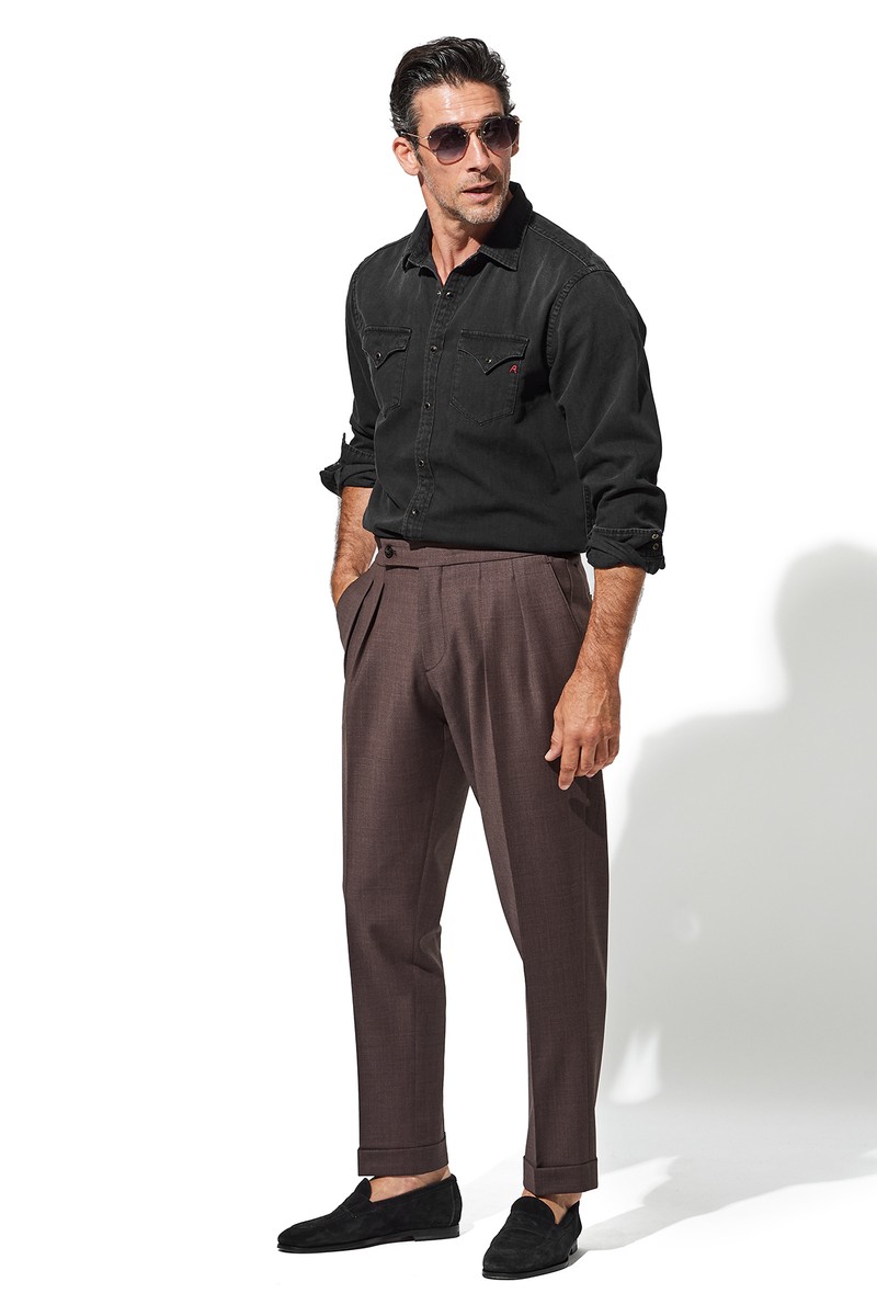 パンツ3万7400円／ベルウィッチ、シャツ3万3000円／リプレイ、靴7万1500円SALE価格5万50円／ヴェラスカ、サングラス3万5200円／ロッツァ（すべて買えるLEON）