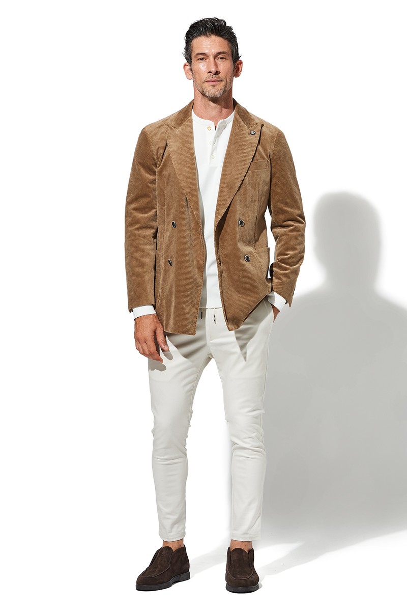 パンツ2万8600円／アカンサス、ジャケット9万3500円／アクアスキュータム、カットソー2万5300円／ダブルジェイケイ、靴6万3800円／ヴェラスカ（すべて買えるLEON）