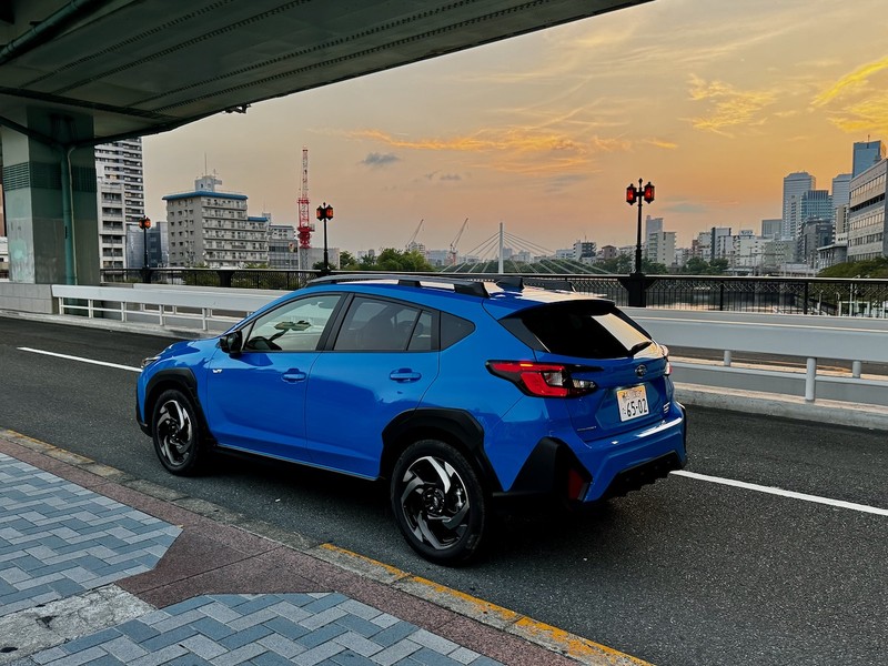 スバル「クロストレックPREMIUM S:HEV EX」 大阪・天満橋の風景にもよくなじんでます。
