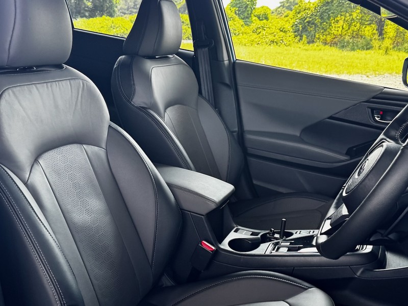 スバル「クロストレックPREMIUM S:HEV EX」 レザーシートはからだのホールド性がよく路面の振動もよく吸収してくれます。