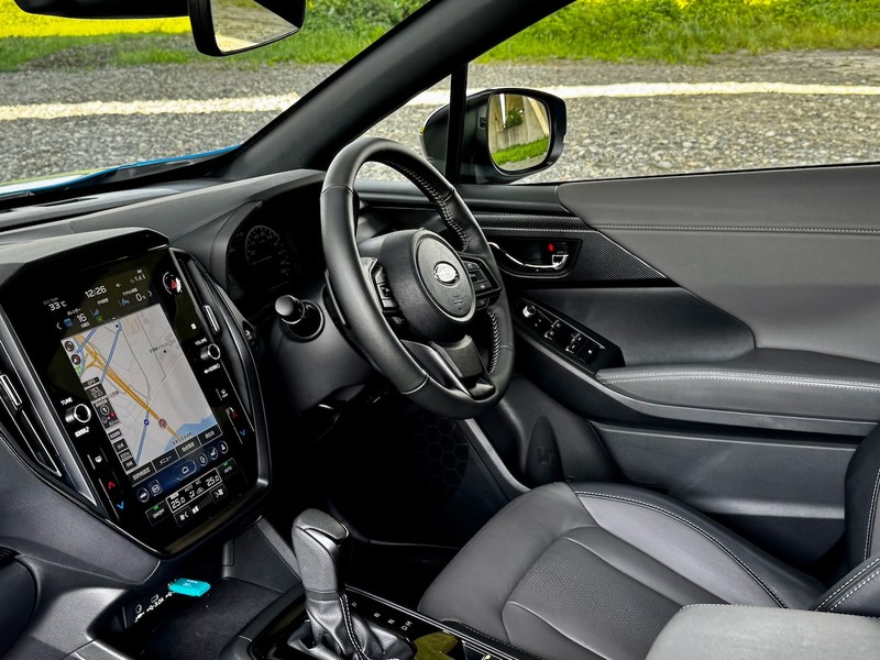 スバル「クロストレックPREMIUM S:HEV EX」 ブラックに濃いめのグレーの組合せですが高い質感を感じさせます。