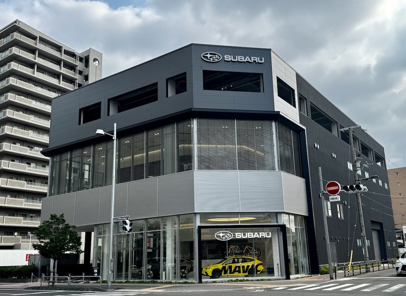 大阪にはモノトーンのロゴを採用した「大阪スバル城東店」もあります。