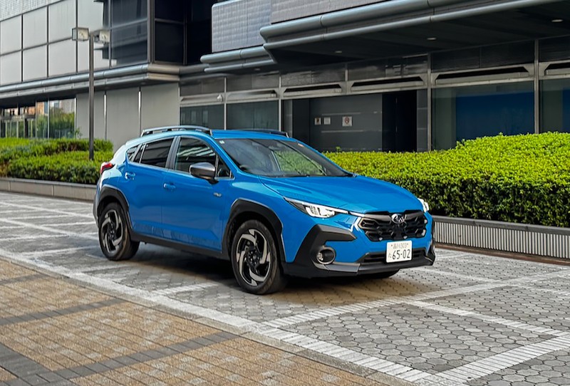 スバル「クロストレックPREMIUM S:HEV EX」 ヘッドレストレイント一体型のシートは座り心地もよく疲労度ミニマム。