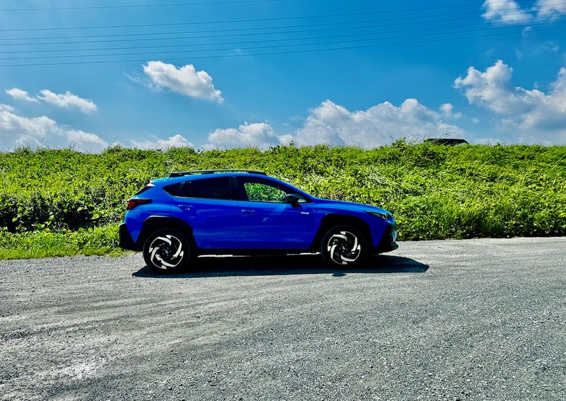 スバル「クロストレックPREMIUM S:HEV EX」 プロファイル(サイドビュー)は適度にスポーティで魅力的。