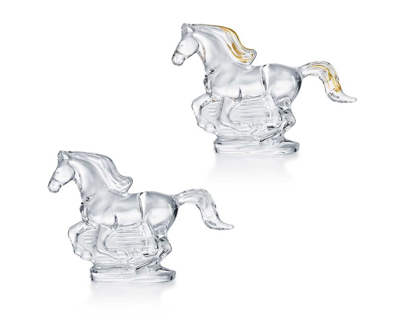 左から『干支 馬 クリア』7万1500円、『干支 馬 ゴールド』9万6800円/ともにバカラ(バカラショップ 丸の内)