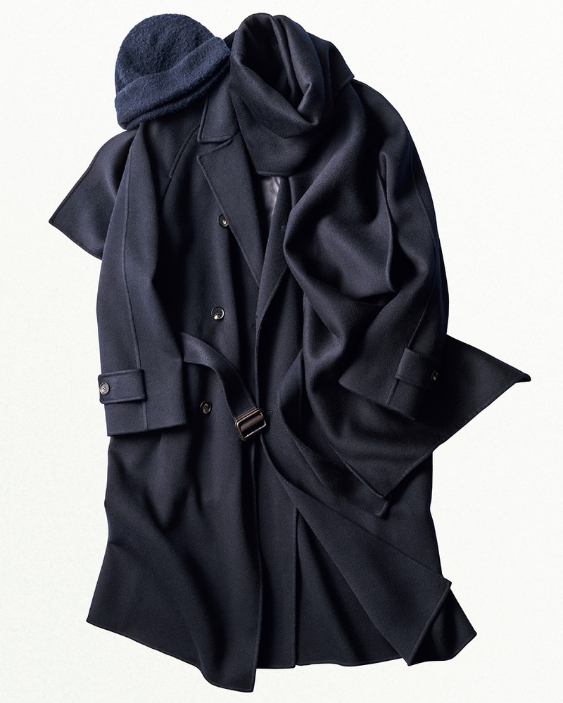 コート(マフラー付属)264万円、キャップは参考商品/ともにロロ・ピアーナ(ロロ・ピアーナ ジャパン)