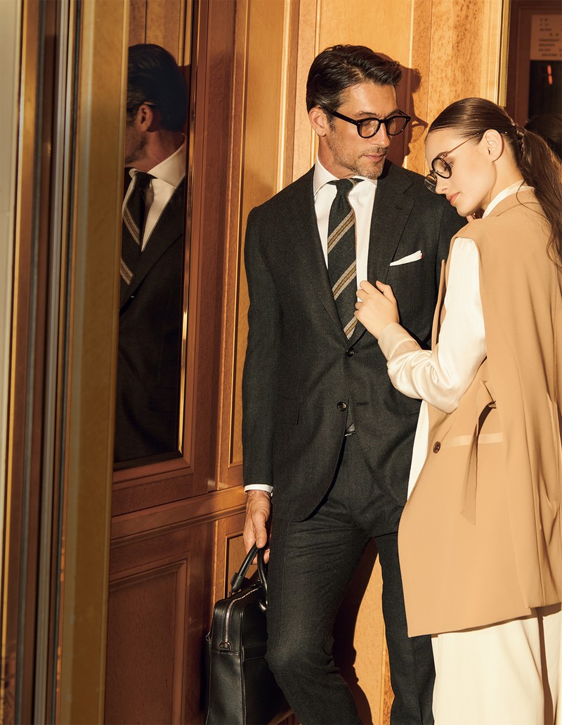 男性●スーツ(チーフ付属)132万円/キートン(キートン銀座店)シャツ11万3300円/キートン(キートン銀座店)、タイ1万3200円/ブリッラ ペル イル グスト(ビームス 六本木ヒルズ)、メガネ4万2900円/アイヴァン(アイヴァン 東京ギャラリー)、バッグ30万3600円/セラピアン(リシュモン ジャパン セラピアン) 女性●ベスト8万6900円、パンツ4万2900円/ともにロゥタス(ロゥタスカスタマーサービス)、シャツ7万8100円/ピーティー トリノ(PT JAPAN)、メガネ7万3040円/オリバーピープルズ(ルックスオティカジャパン カスタマーサービス)