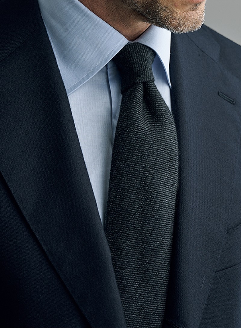 スーツ(上と同じ)117万2600円/チェーザレ アットリーニ(ディエトロ レ クインテ)、タイ3万6300円/チェーザレ アットリーニ、シャツ8万9100円/ディエトロ レ クインテ(ともにディエトロ レ クインテ)