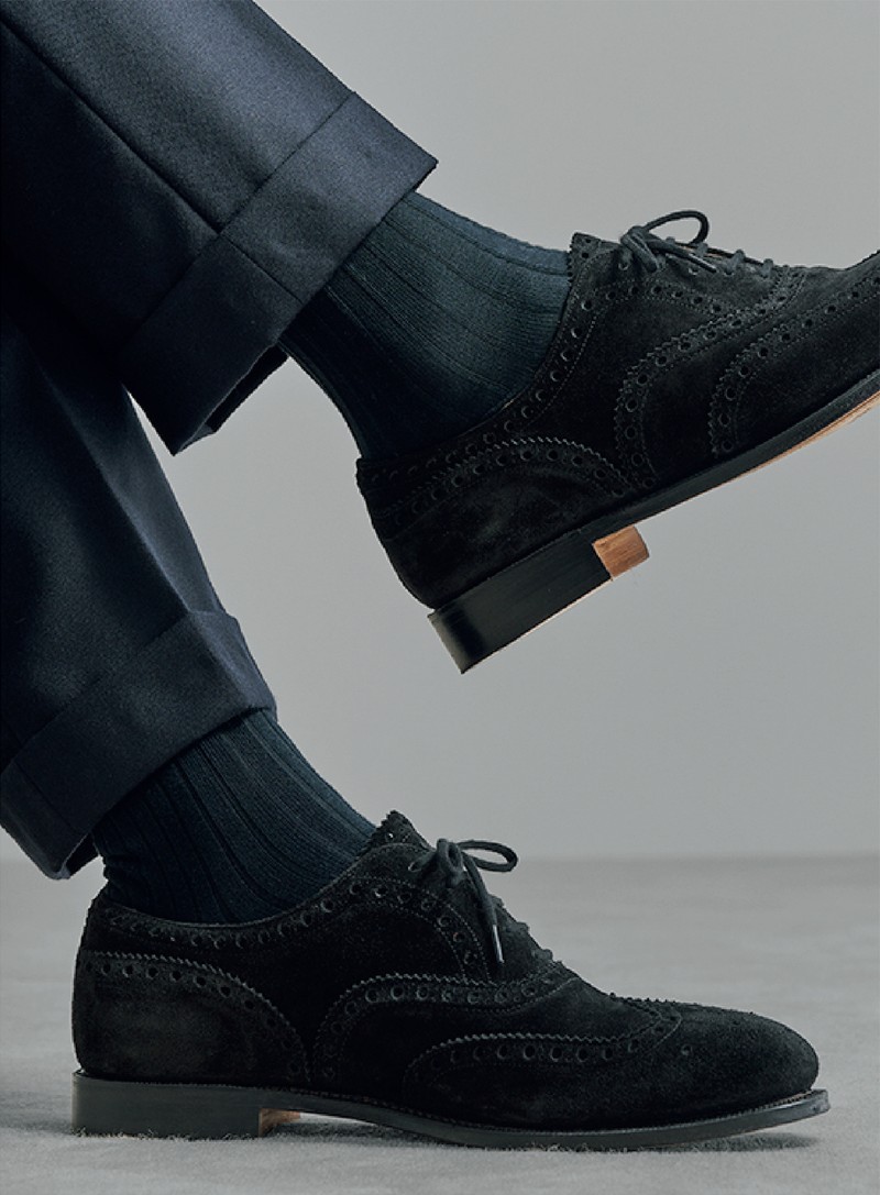 スーツ(上と同じ)117万2600円/チェーザレ アットリーニ(ディエトロ レ クインテ)、靴9万2400円/チーニー(ビームス 六本木ヒルズ)