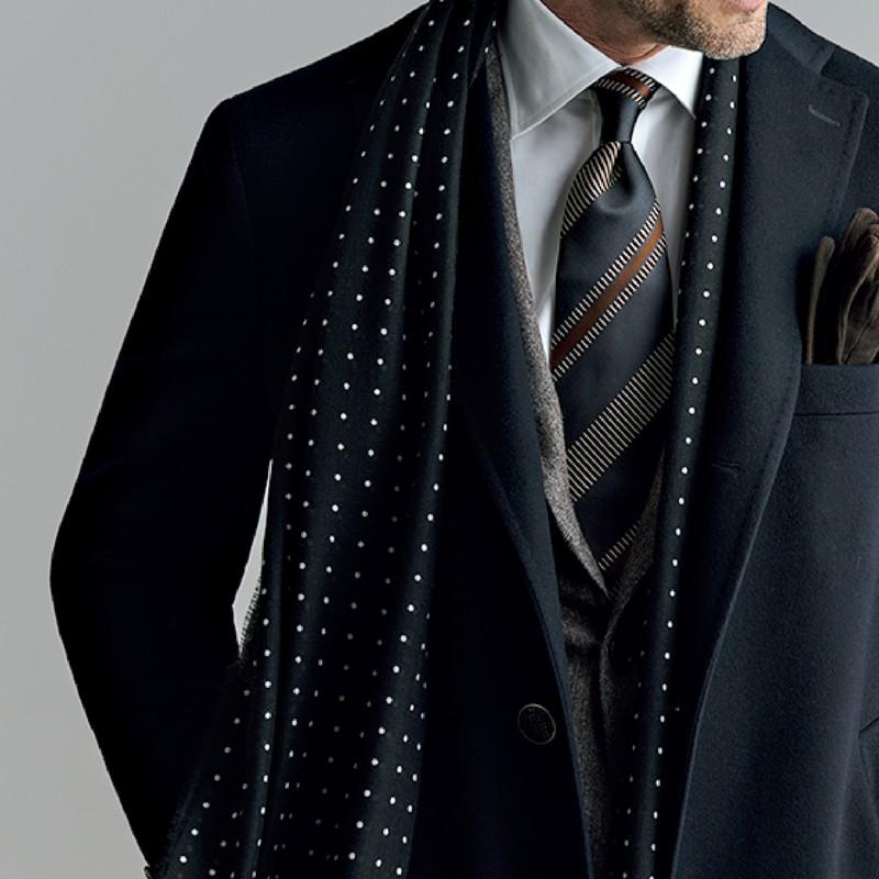 コート35万7500円／タリアトーレ（トレメッツォ）、スーツ23万1000円／ビームス F、シャツ3万4100円／マリア サンタンジェロ（ともにビームス 六本木ヒルズ）、タイ1万9800円／ポール・スチュアート（ポール・スチュアート青山本店）、ストール15万4000円／ベグ＆コー（トヨダトレーディング プレスルーム）