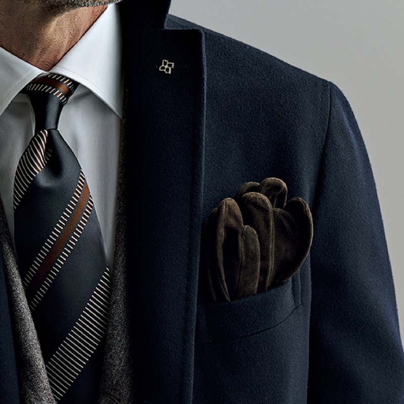 グローブ3万4100円／デンツ（真下商事）、コート35万7500円／タリアトーレ（トレメッツォ）、スーツ23万1000円／ビームス F、シャツ3万4100円／マリア サンタンジェロ（ともにビームス 六本木ヒルズ）、タイ1万9800円／ポール・スチュアート（ポール・スチュアート青山本店）、ストール15万4000円／ベグ＆コー（トヨダトレーディング プレスルーム）