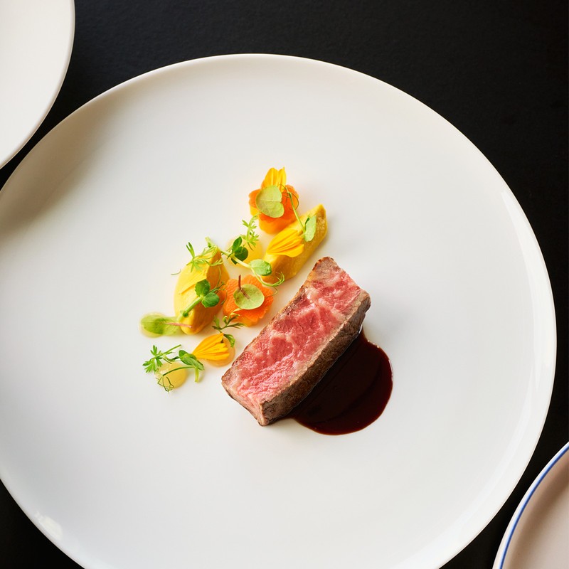 ザ・ペニンシュラ東京　Peter（ピーター）　「あか牛 熊本県産　京人参のバリエーション 檸檬エッセンス 赤ワインソースとティムールペッパー風味」