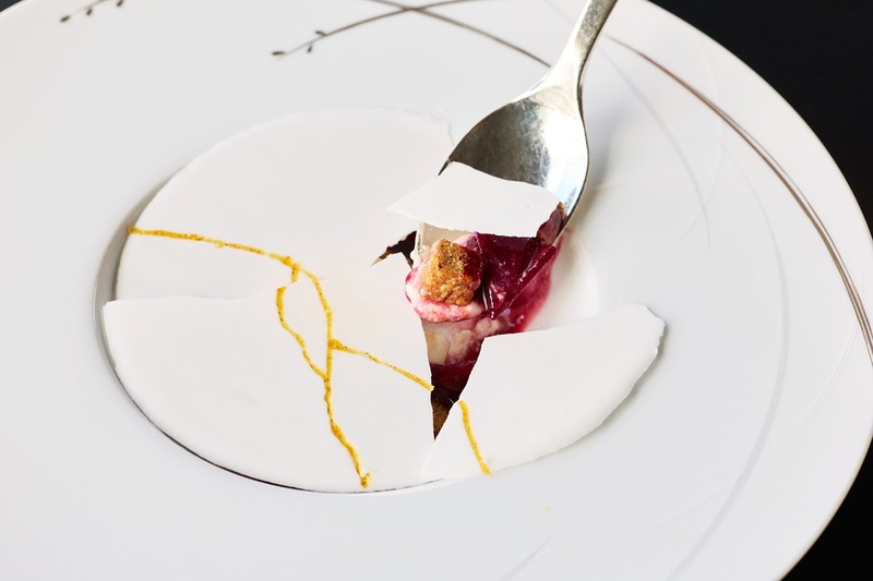 ザ・ペニンシュラ東京　Peter（ピーター）　 「金継ぎ 山梨県産 梨の赤ワイン煮 ラ・フランスのソルベムース」