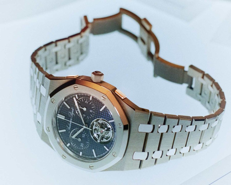 「ロイヤル オーク “ジャンボ”エクストラ シン フライング トゥールビヨン クロノグラフ(RD#5) “150周年アニバーサリー”」自動巻き、チタン+バルクメタリックグラスケース(39mm)✕ブレスレット。世界限定150本。価格要問い合わせ/オーデマ ピゲ(オーデマ ピゲ ジャパン)