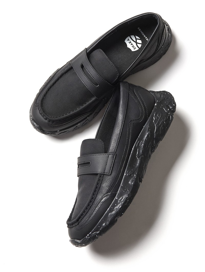 スニーカー2万900円／シャカ（ブルームーンカンパニー）