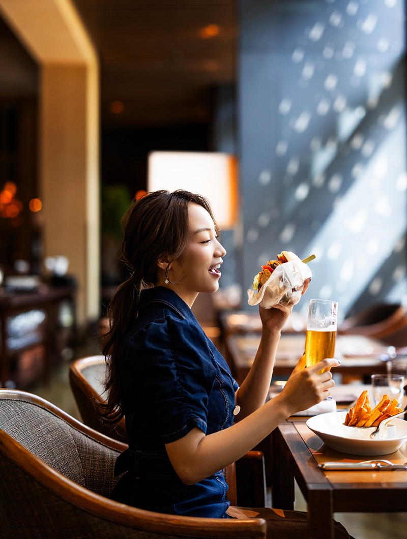 黒木ひかり  グランド ハイアット 東京 オーク ドア