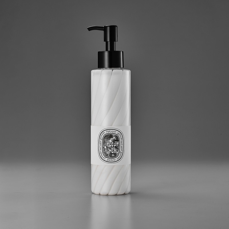 「ハンド&ボディ ローション(フルール ドゥ ポー)」200㎖ 1万120円/ディプティック(ディプティック ジャパン)