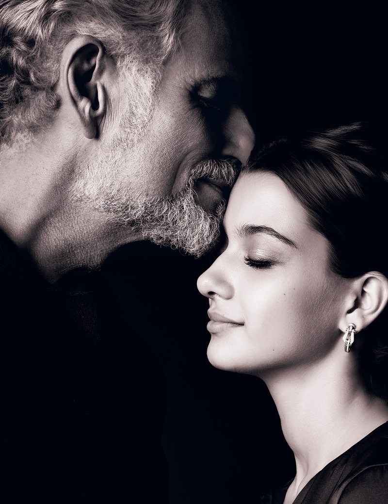 男性●ニット26万9500円/マーロ(ウールン商会) 女性●ブラウス9万7900円/ヴィンス(コロネット)、イヤリング196万9000円/フレッド