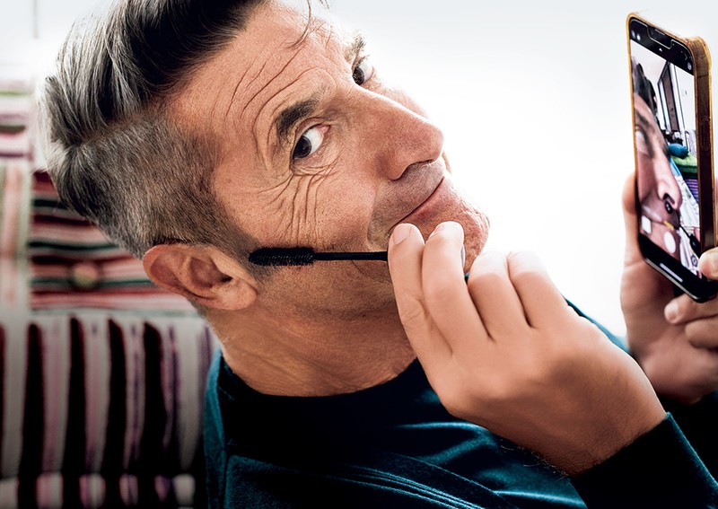 カーディガン5万7200円、ニット5万600円/ともにジョン スメドレー(リーミルズ エージェンシー)