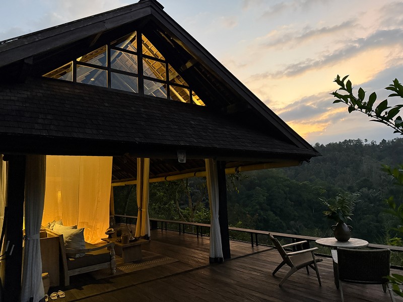 ベッド周りの蚊帳だけ閉じたバレ。