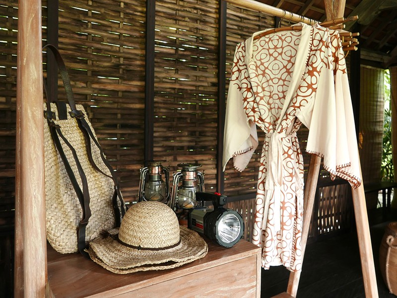 リネン類はジャングルに馴染むベージュやブラウン。ガウンの左は滞在中に自由に利用できるハットやバッグ。