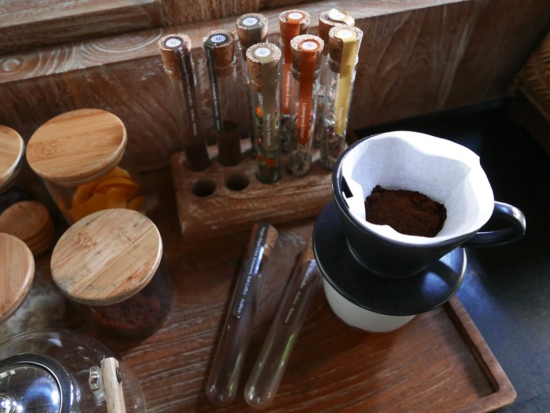 コーヒーがマシンじゃないのが嬉しい。リゾートから約30分のキンタマーニ・ウリアン村のコーヒー豆を使用。ハーブティーはパンダン&ローズなどブレンドを3種用意。