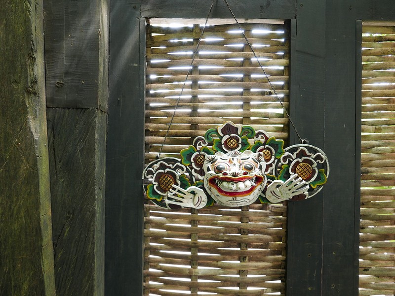 魔除けのお面をサインとして利用。魔除けと知ると、ドアがなくても安心感が湧くものです。