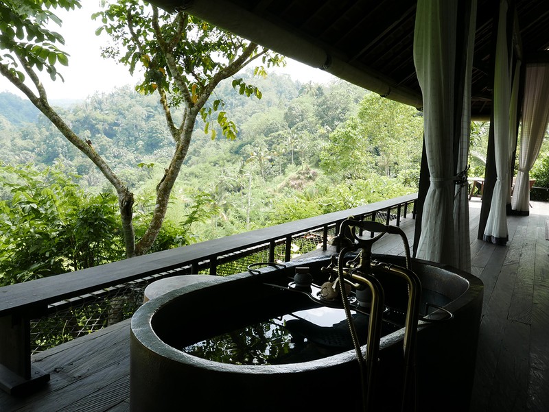 ジャワ島の職人によるハンドメイドで、ひとつ作るのに200時間もかかる品。