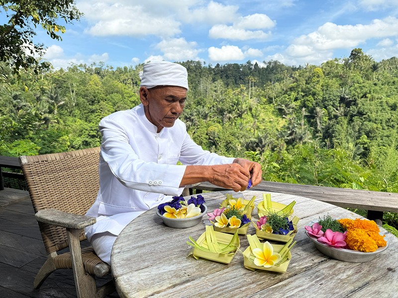 テラスで神への感謝を表すお供え花を用意します。