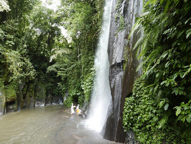 想像以上に大きな滝に到着。