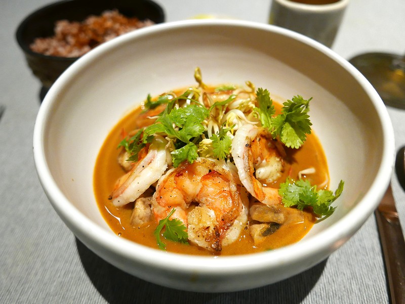 アラカルトから、海老のグリルとカレーのソース。