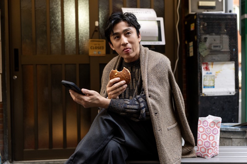 秋も深まる浅草でお気に入りのどら焼きを頬張りながら肉リサーチ中の幸四郎さん。「甘いものを食べていると感覚が冴えて、いいお店に出合えそうな気がしますねぇ」。