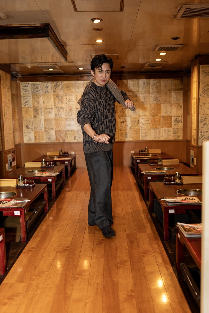 ウキウキしながら店内へ。カメラマンのリクエストに応えると、ご覧の通りのキメポーズ。幸四郎さんが歩けば、焼肉店の床板もたちまち花道に!?