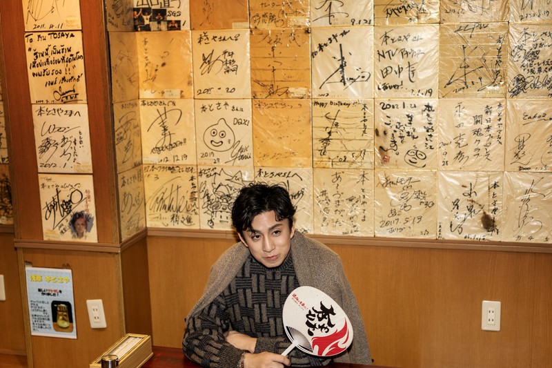 ひとしきりオーダーして、あとは肉が運ばれるのを待つのみ! 「もう焼く準備は整っていますよ」とうちわを片手にスタンバイ!