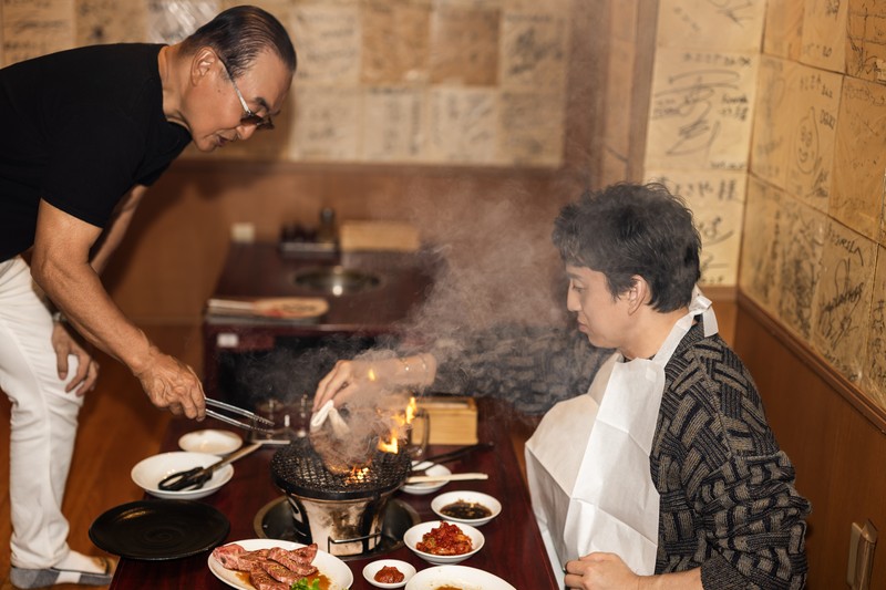 お次は特上骨付きカルビ。オーナーの三浦さんが焼き方、食べ方を指南。「よろニクお願いいたします!」